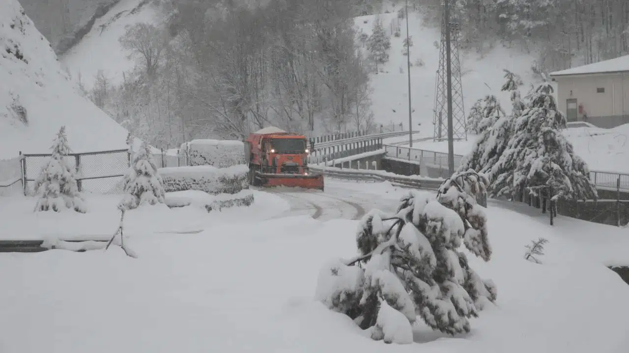 Kış beyaz örtüyle geldi: Kar yağışı başladı