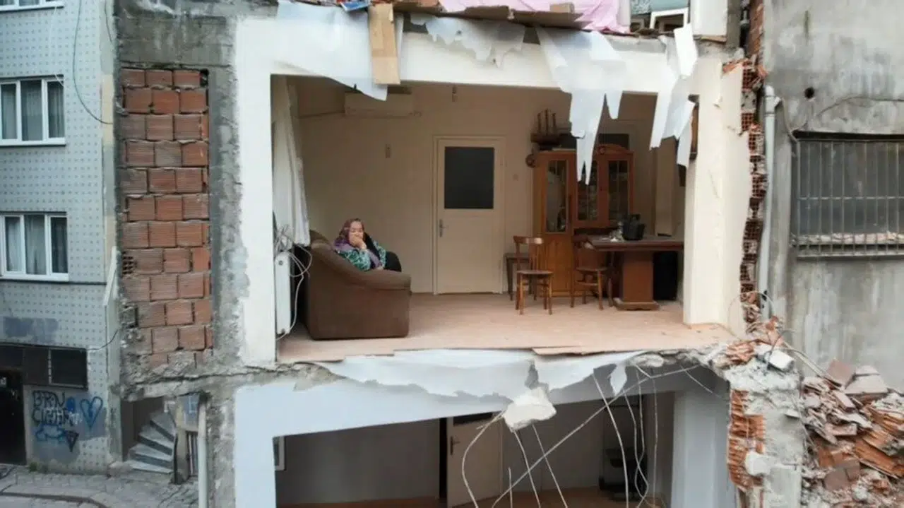 İnanılmaz ama gerçek: Dört katlı bina yıkılınca ortaya bu görüntü çıktı