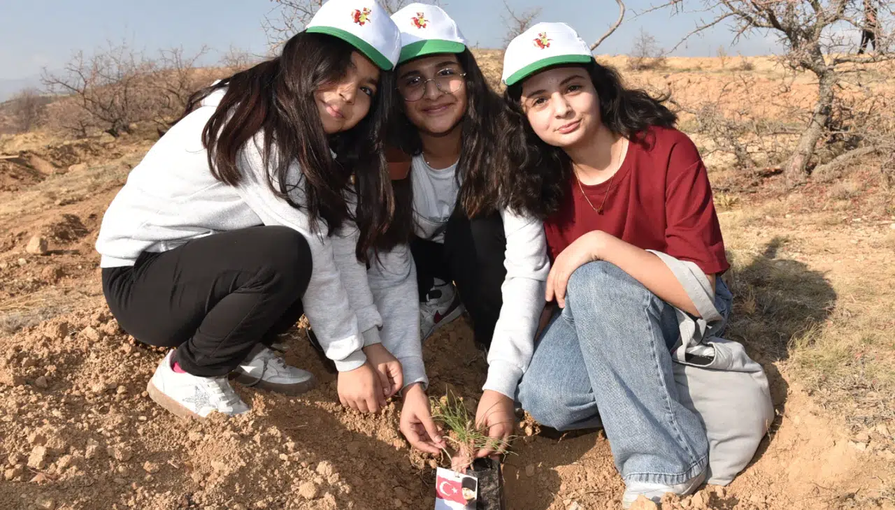 Konya'da binlerce fidan toprakla buluştu: Öğrenciler seferber oldu