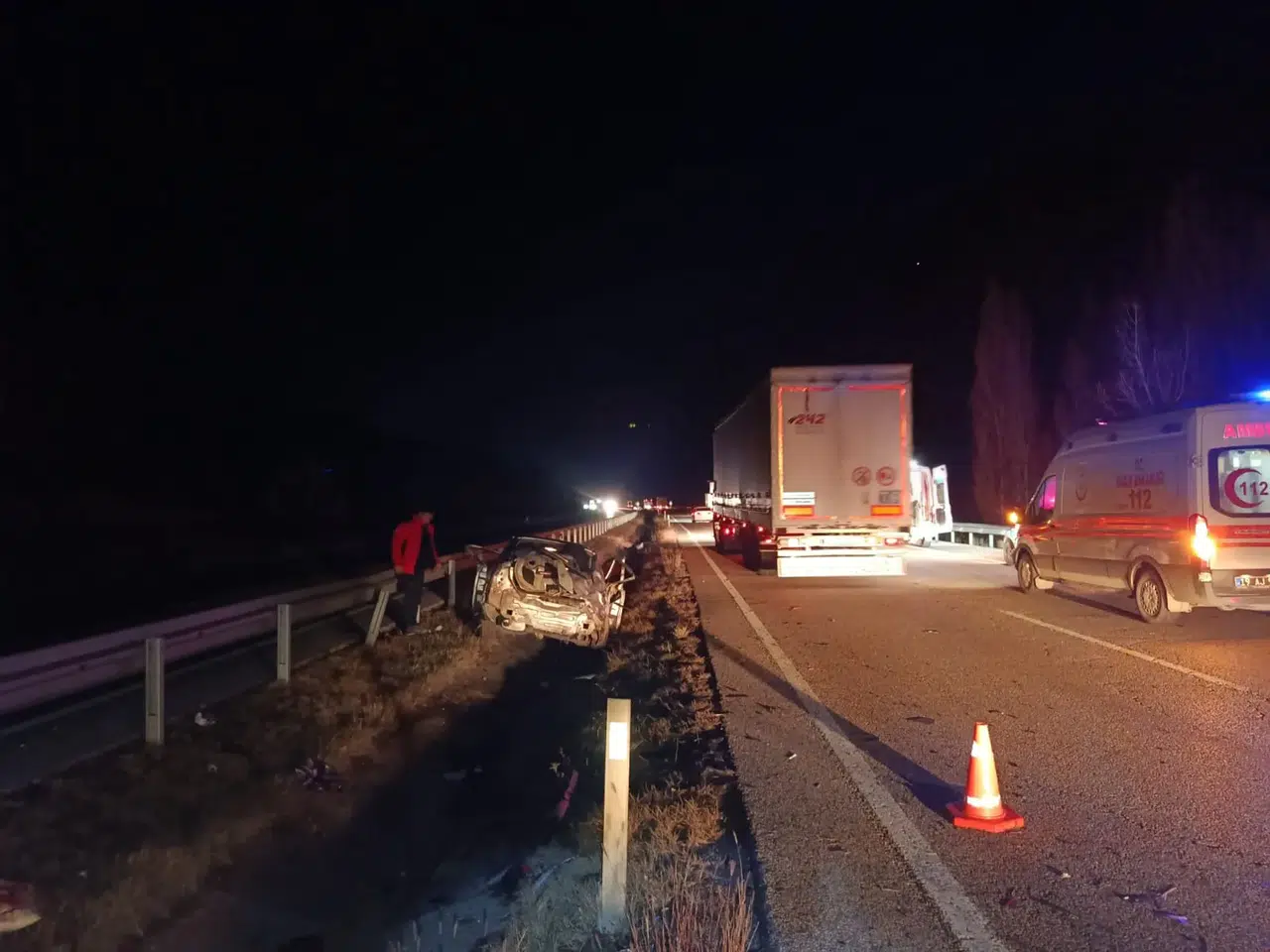 Otostopla bindiği araç mezarı oldu: 1 ölü, 2 yaralı