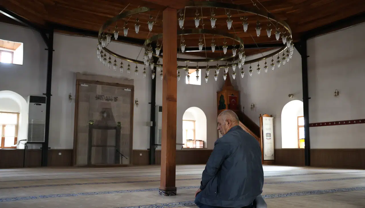 161 yıllık caminin tavanında kırlangıç kuşunun esintisi var