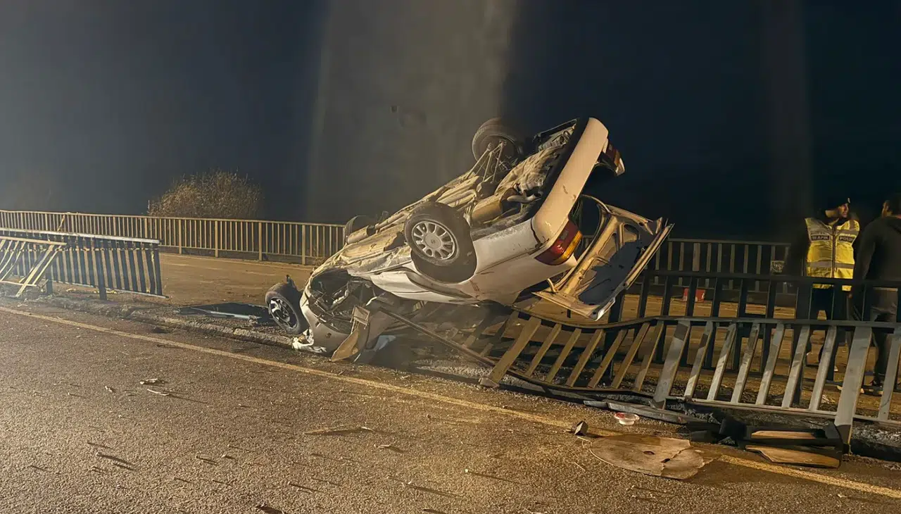 Köprü demirlerine çarpan araç hurdaya döndü: 1 ölü, 3 yaralı