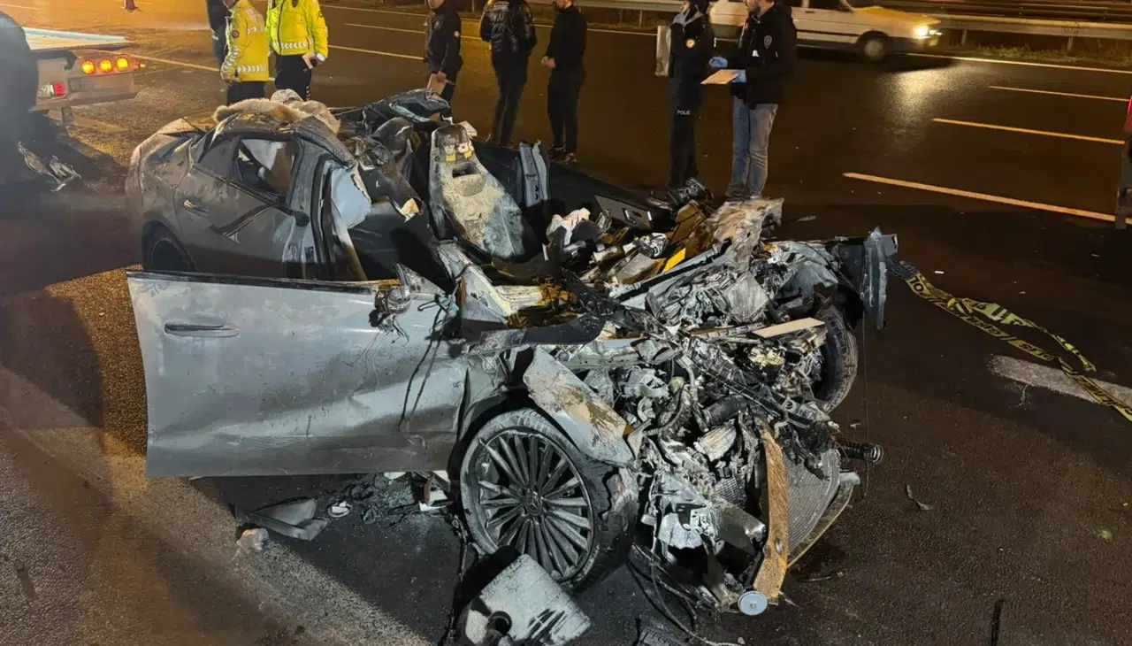 Otomobil tırın altına girdi: Feci kazada 2 ölü 1 ağır yaralı var