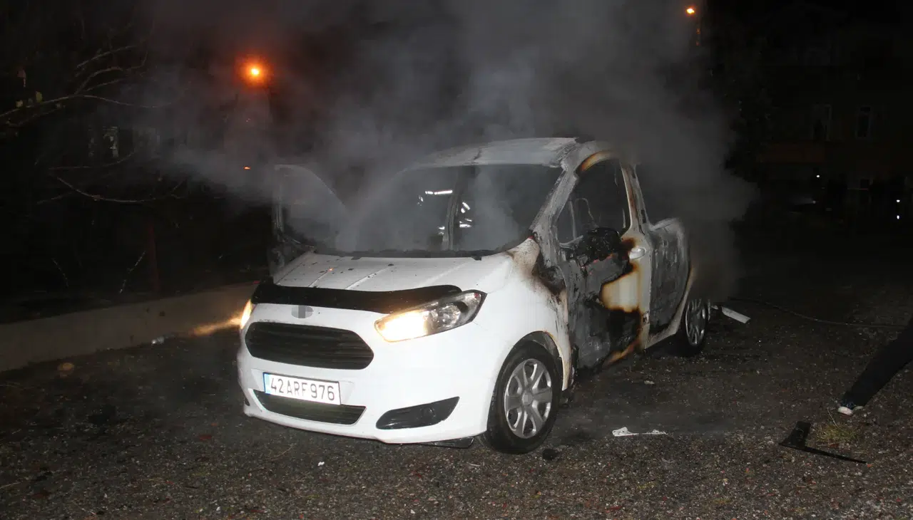 Konya'da bir kişi ailesine kızıp park halindeki aracını yaktı