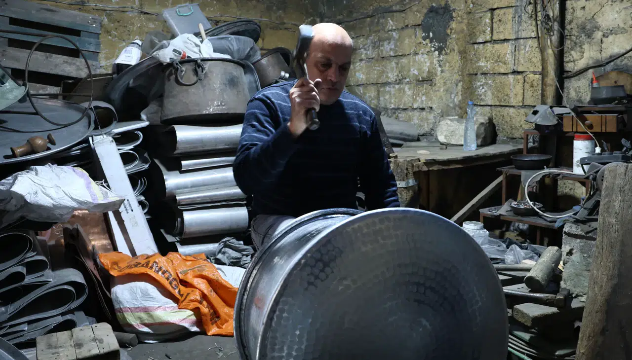 Bakır ustalarının çekiç sesleri asırlık çarşıda yankılanıyor