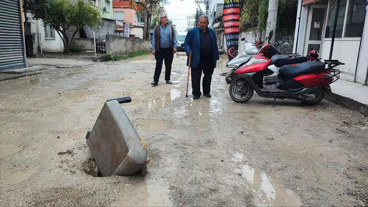 Şaka gibi: Çöken yolu onarma yöntemi herkesi güldürdü