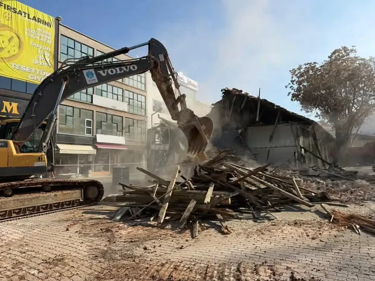 Konya'nın 68 yıllık tarihi çarşısı yıkılıyor: Sahne makinelerin