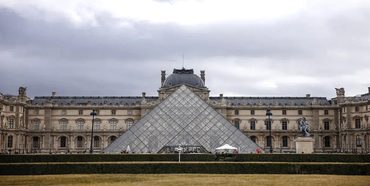 Louvre Müzesi’nde hırsızlık olayından sonra yeni skandal