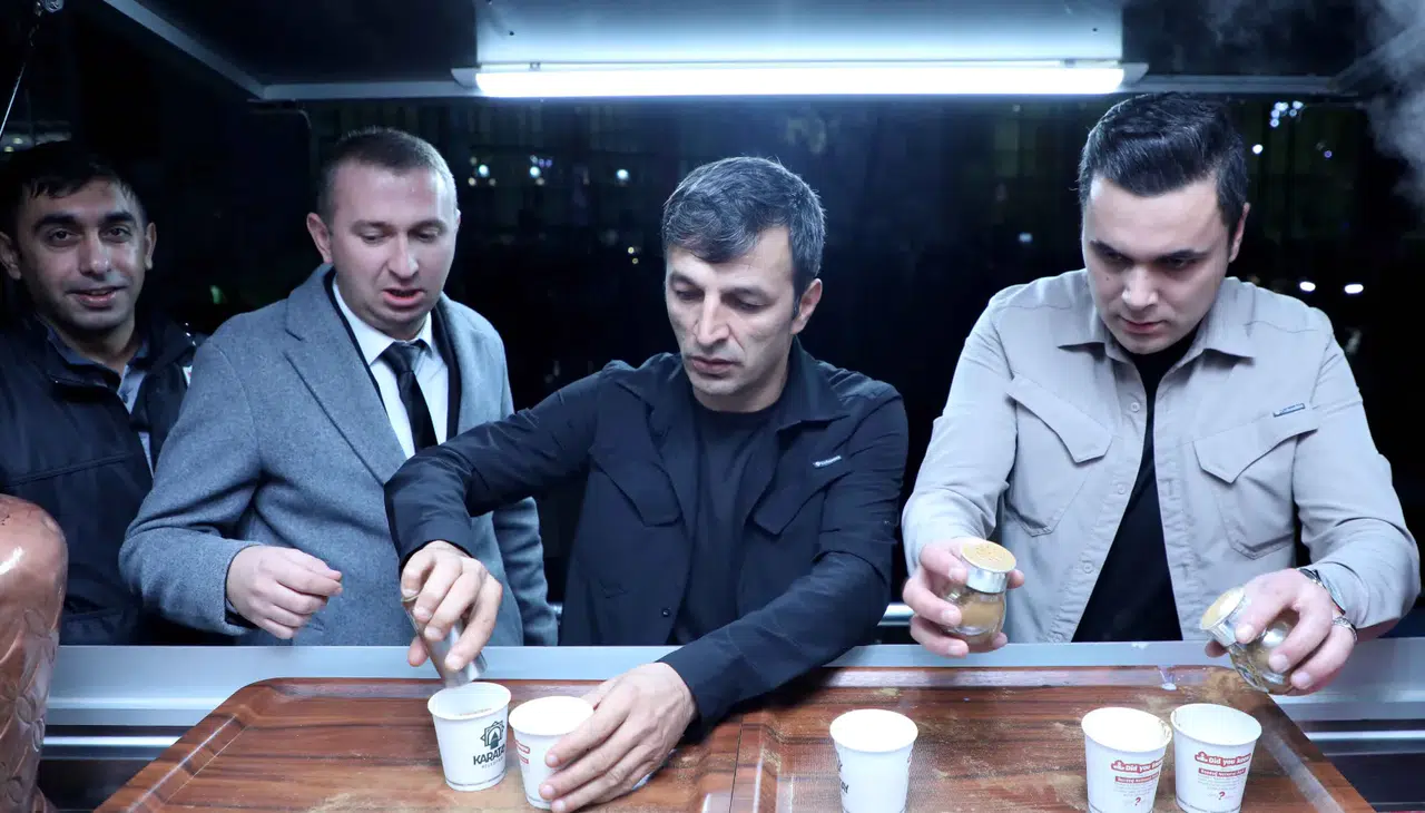 Karatay'da gelenek sürüyor: Mevlana dostlarına salep ikramı