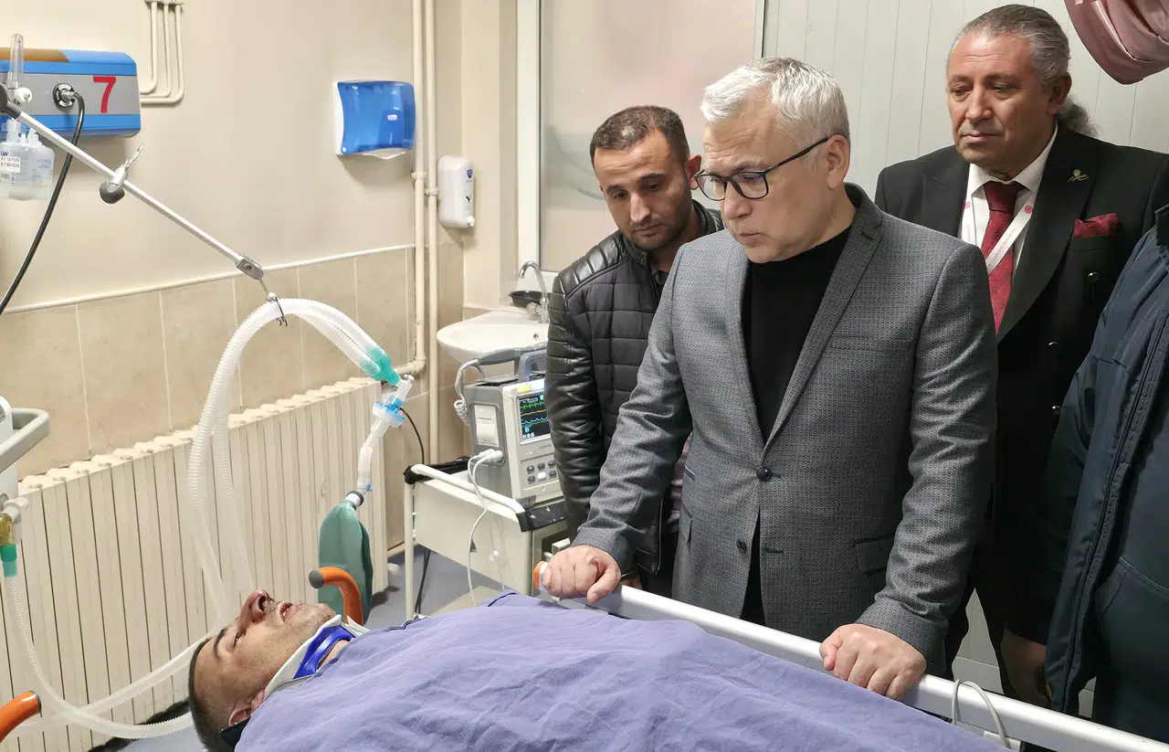 Cezaevi otobüsü kaza yaptı, Vali Şimşek yaralıları ziyaret etti