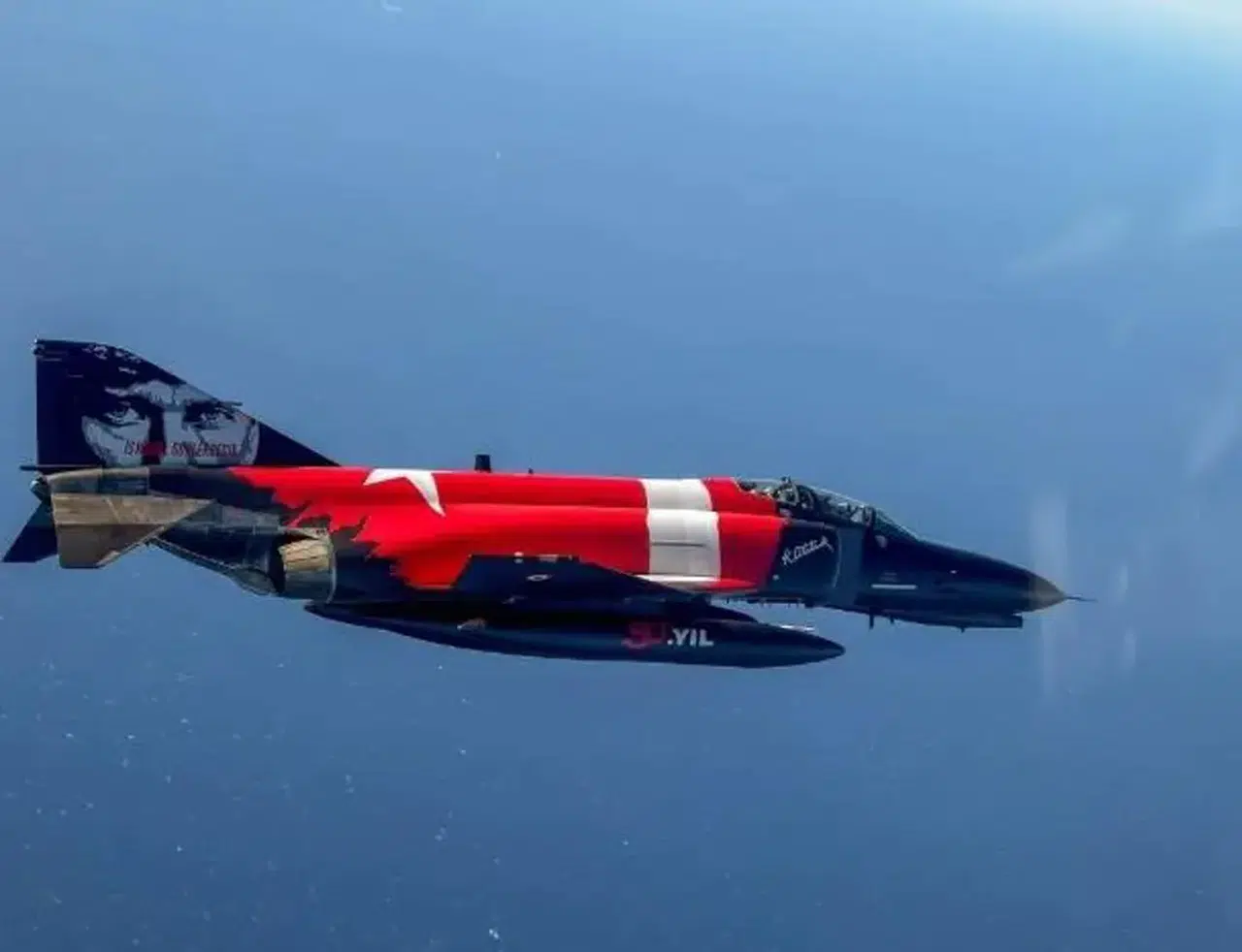 Dünya bu görüntüyü konuşuyor: Atatürk bakışlı Fantom İngiltere semalarında