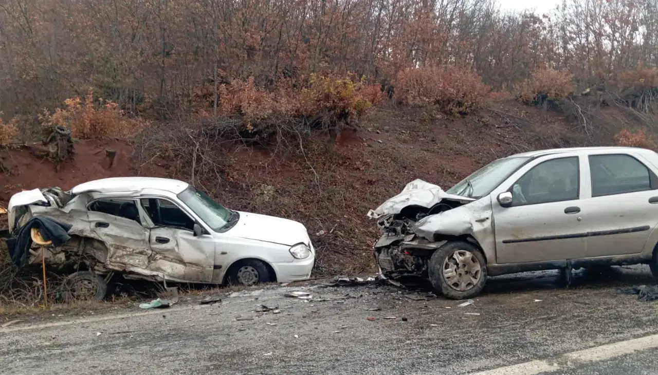 İki otomobil kafa kafaya çarpıştı: 1 ölü, 1’i ağır 2 yaralı