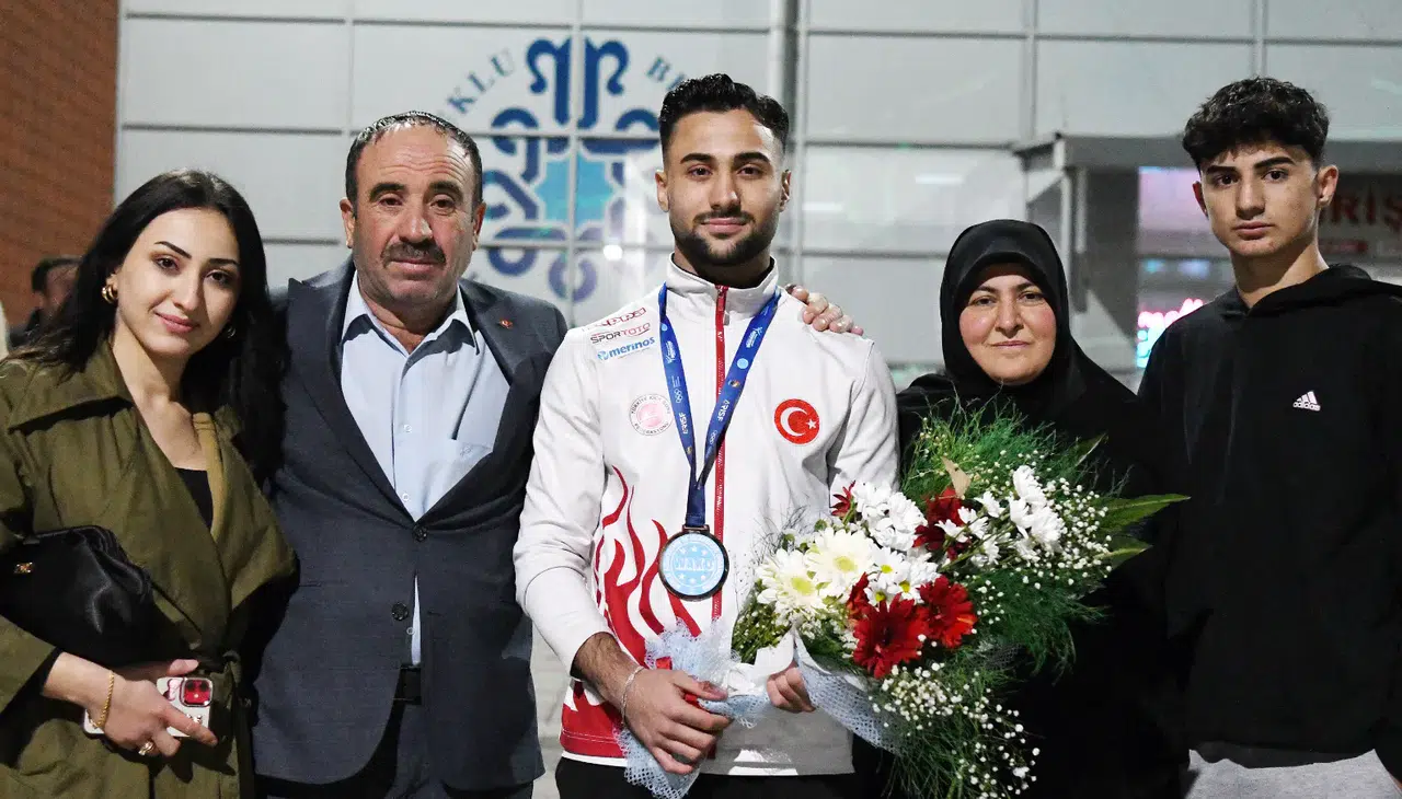 Dünya üçüncüsü olan milli sporcuya Konya'da coşkulu karşılama