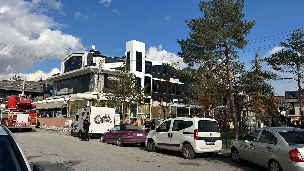 Konya'nın meşhur sokağında çıplak eylem! Çatıda saatlerce kaldı