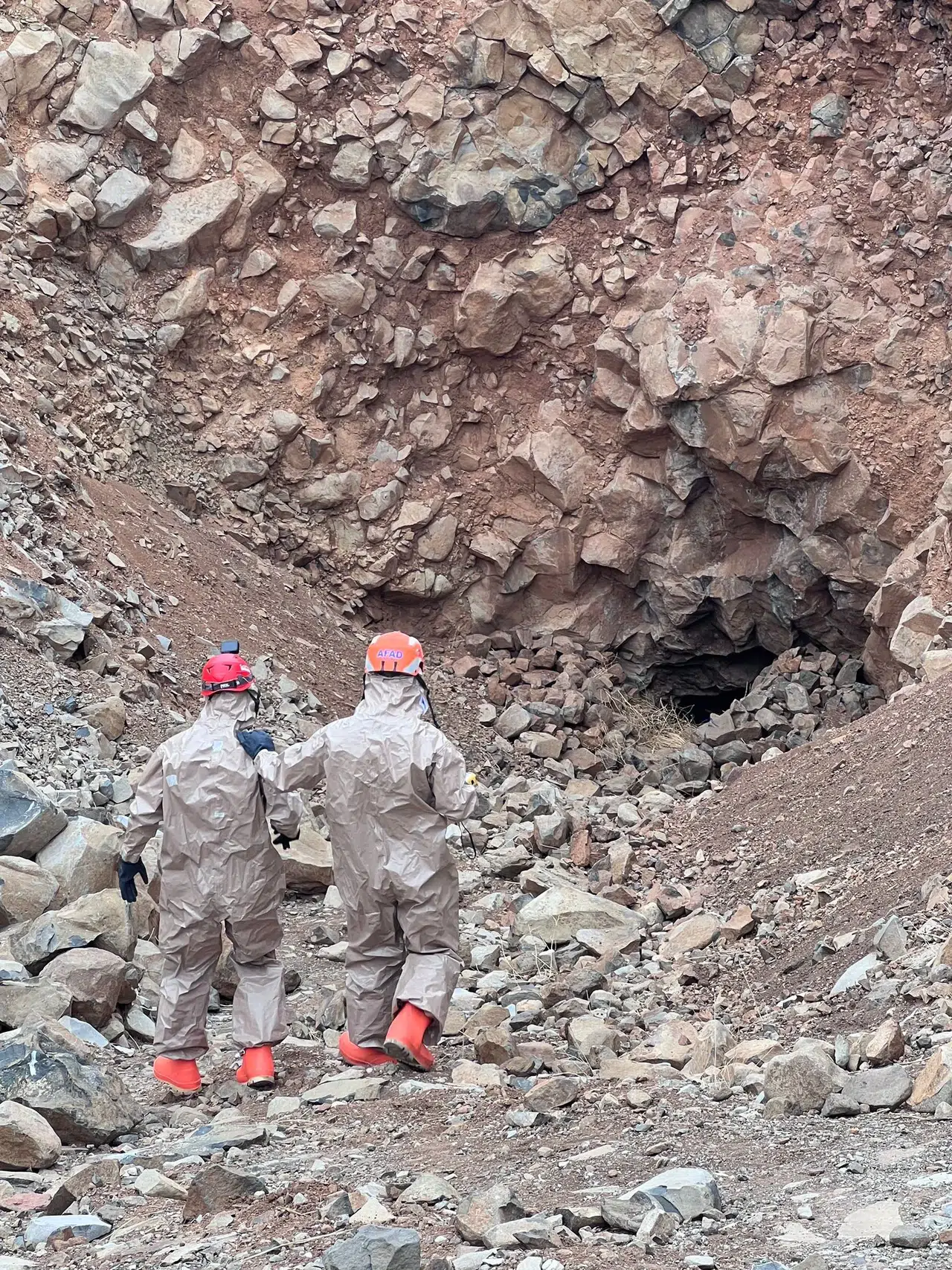 Define aranan mağarada çökme tehlikesi