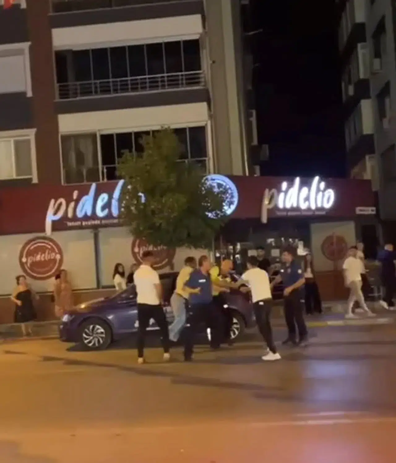 Ceza yazan polise saldırdılar
