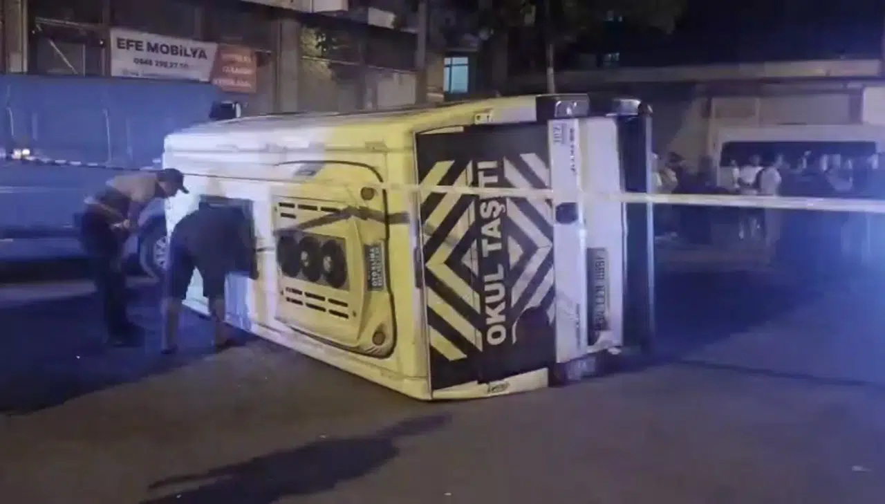 Otomobil ile servis minibüsü çarpıştı: Çok sayıda yaralı var