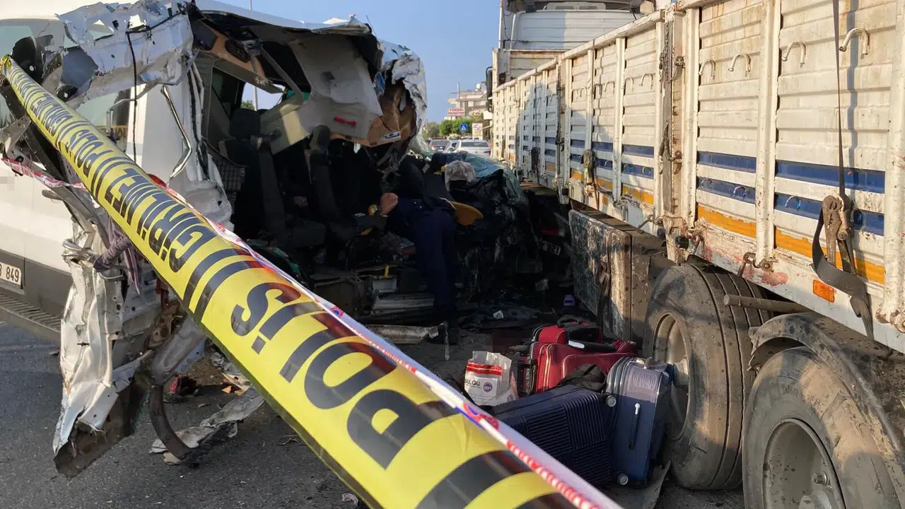 Yurt öğrencilerini taşıyan minibüs kaza yaptı: Ölü ve yaralılar var