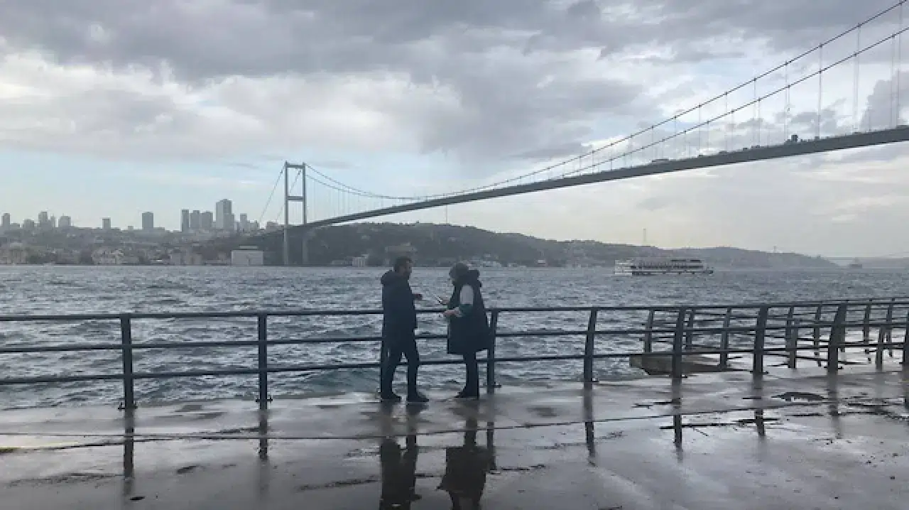 İstanbul'da şiddetli rüzgar etkili oluyor; Gülhane Parkı kapatıldı