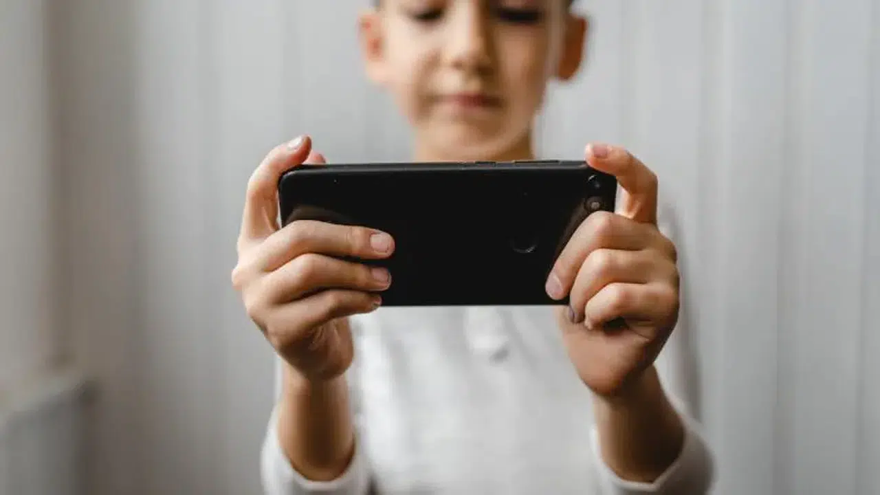 Akıllı telefonlar çocukların ruh sağlığını geriletiyor