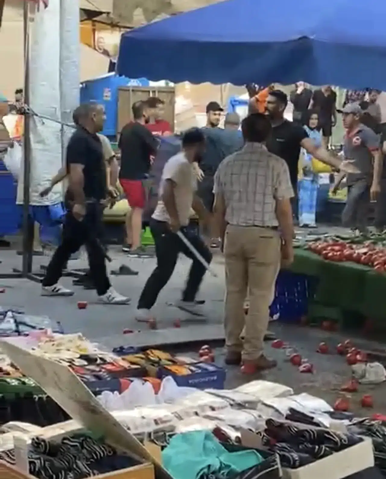 Pazarcılar döner bıçaklarıyla birbirine girdi
