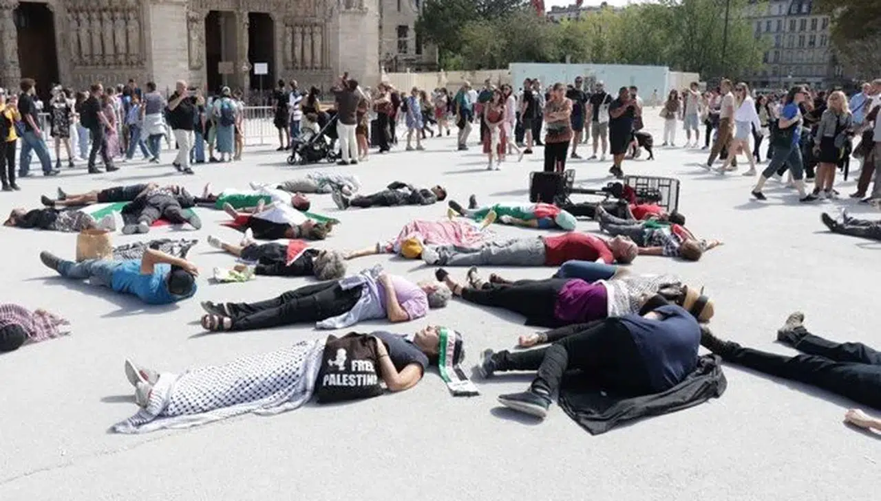 Notre Dame Katedrali önünde Gazze protestosu