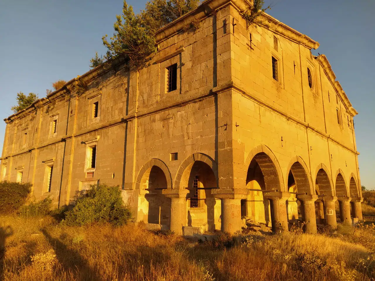 200 yıllık kilisenin kubbesi patlatıldı, duvarları karalama kağıdına döndü