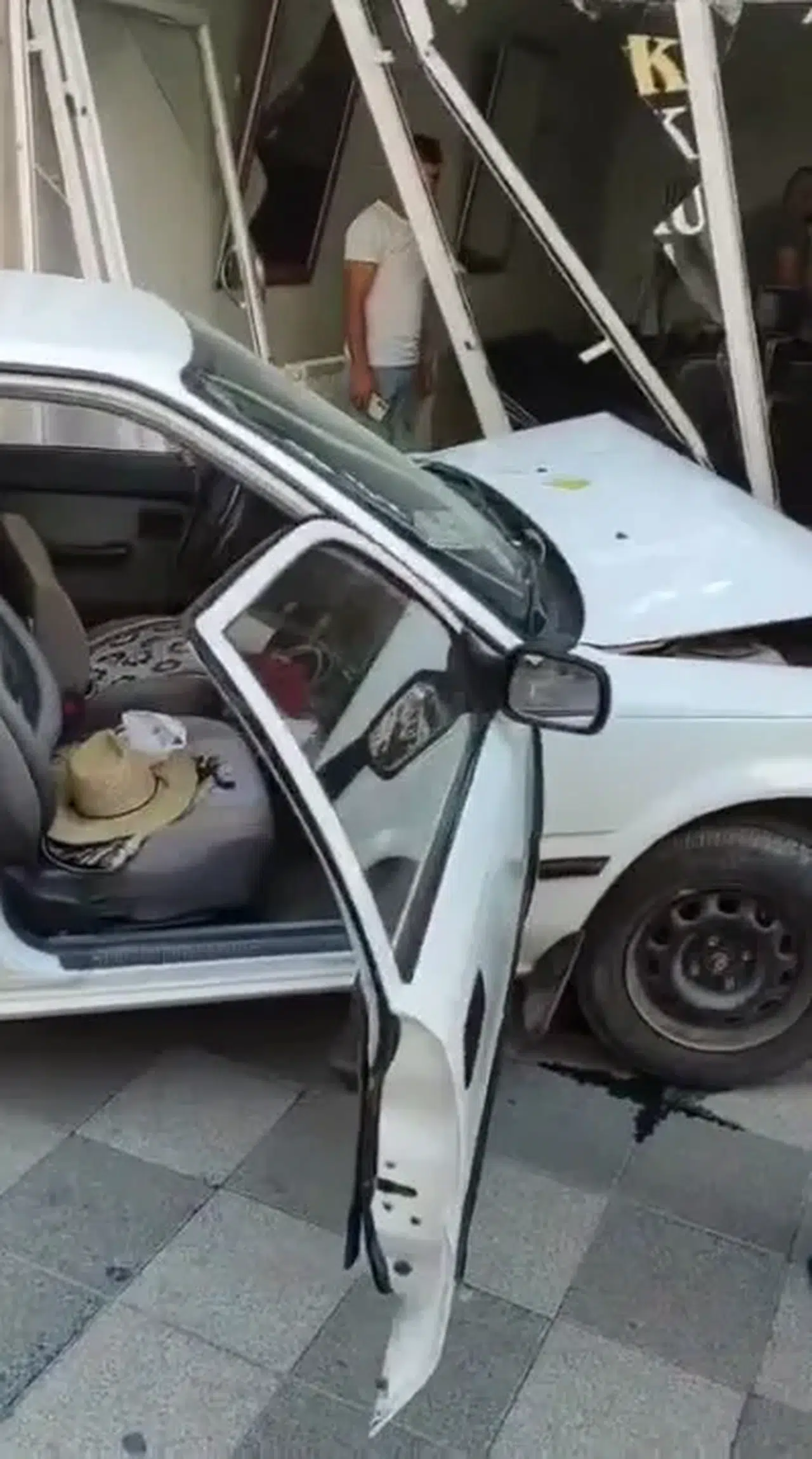 Otomobil kuaför dükkanına daldı