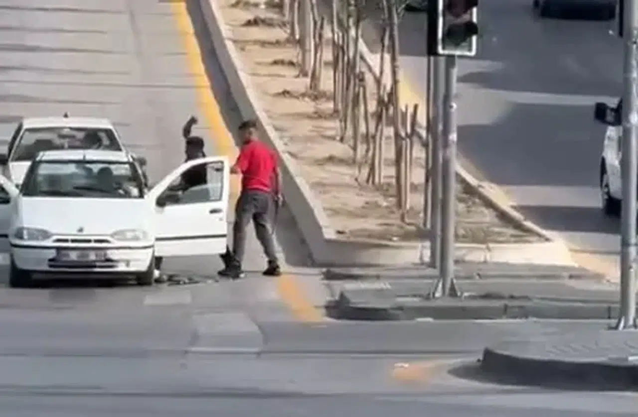 Trafikte önünü kestikleri sürücüye bıçak ve kılıçlı saldırdılar