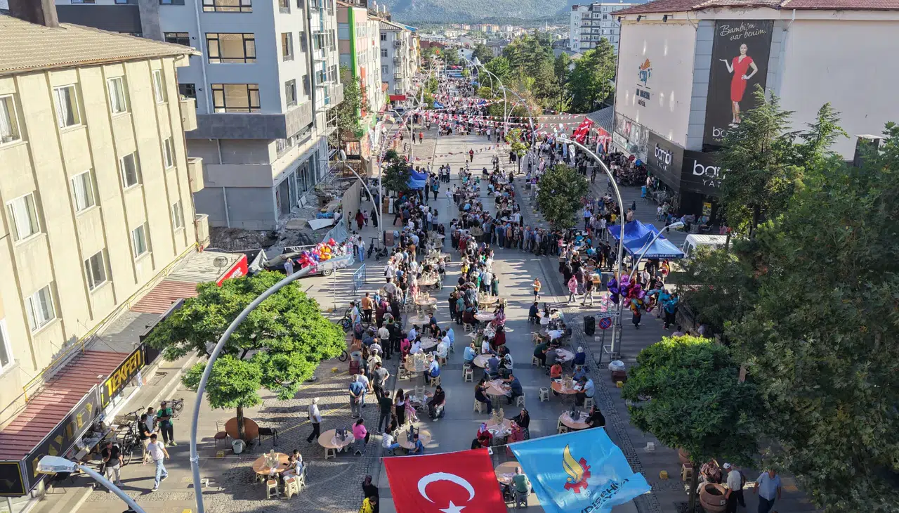 Konya’da Şehir Lokantası açıldı: Masalar caddeye kuruldu