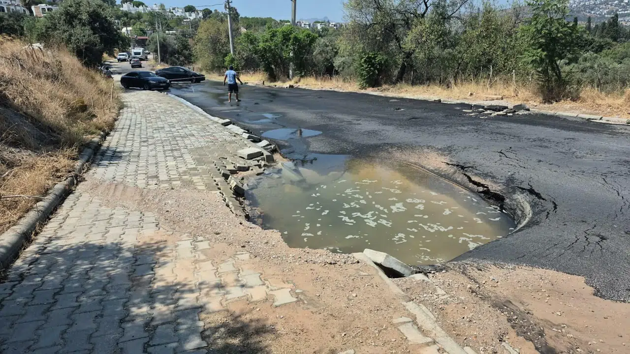 Bodrum’da ana su isale hattı patladı, tonlarca su boşa aktı