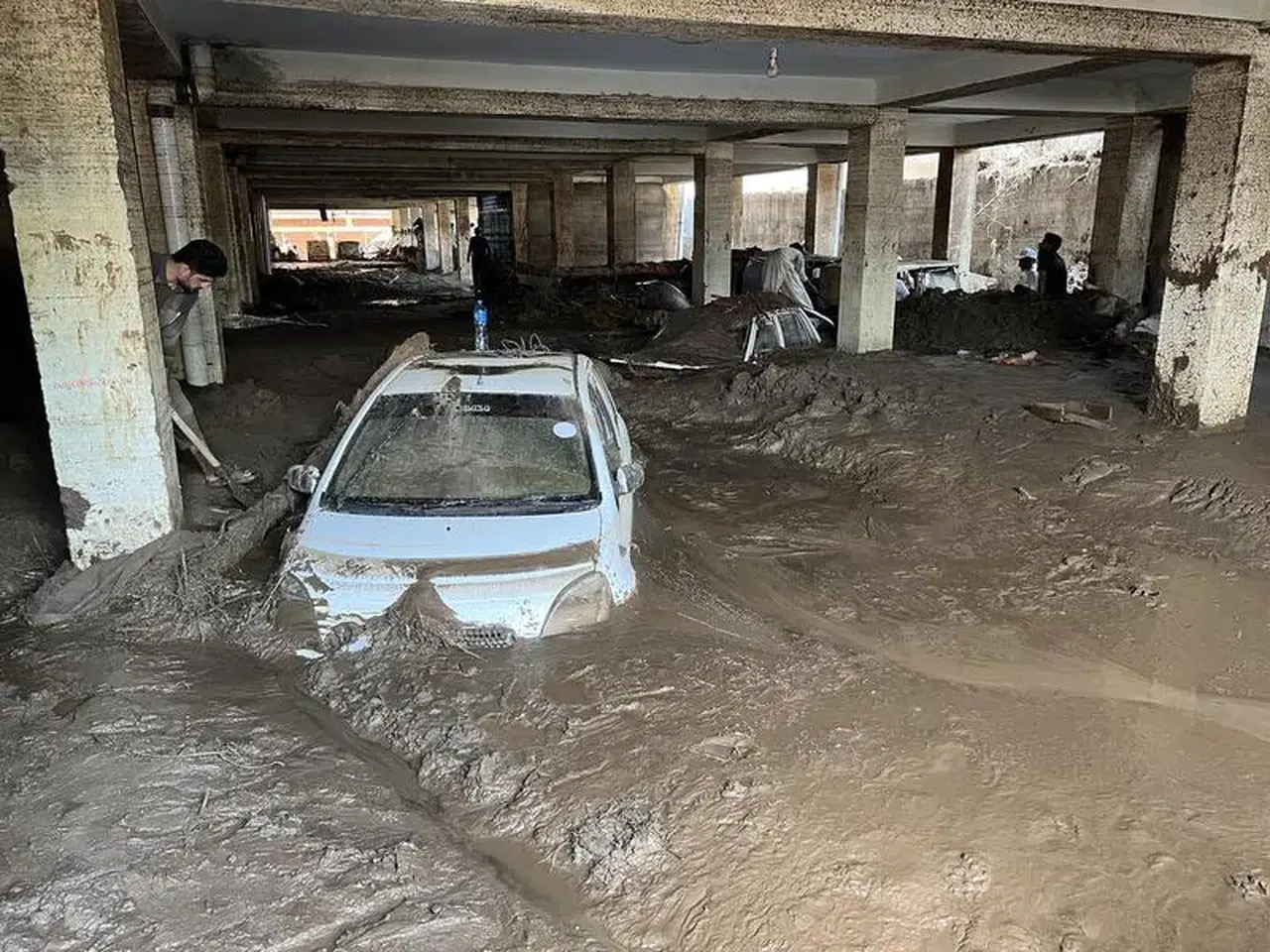 Pakistan'daki sel hayatı felç etti, yüzlerce ölü var