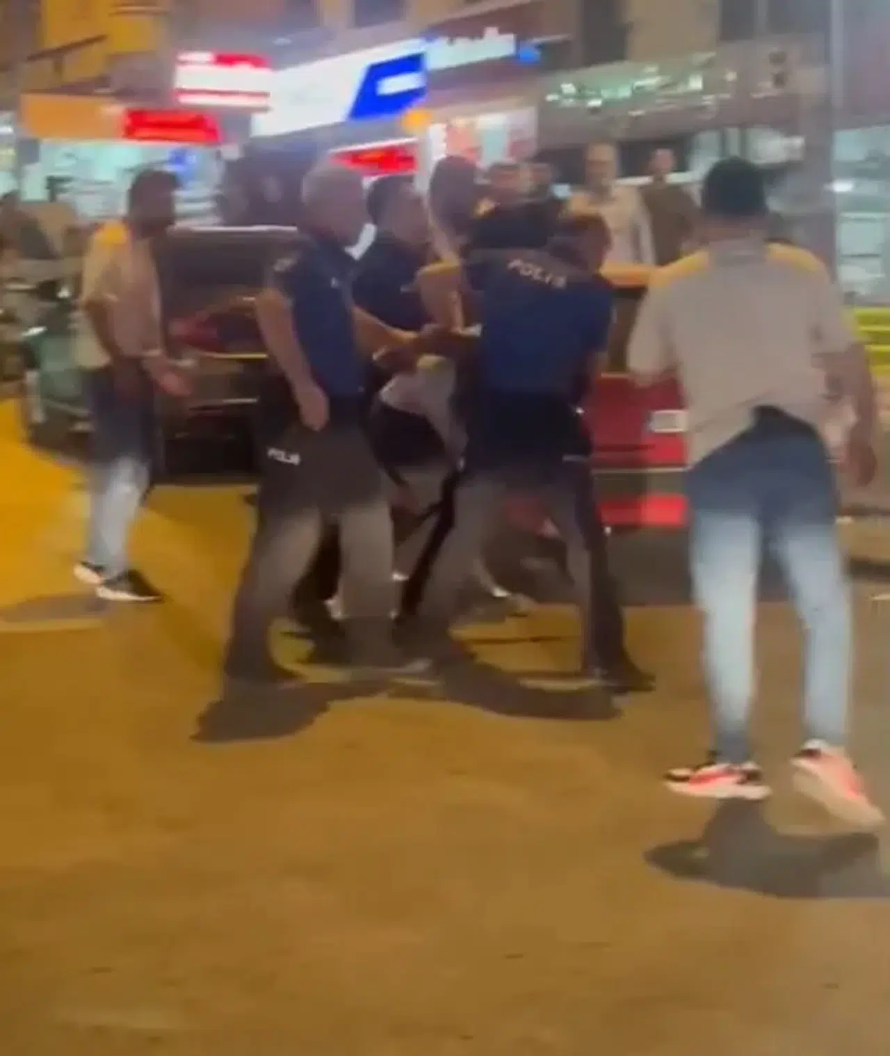 Ambulansa saldıran şüpheliler gözaltına alındı