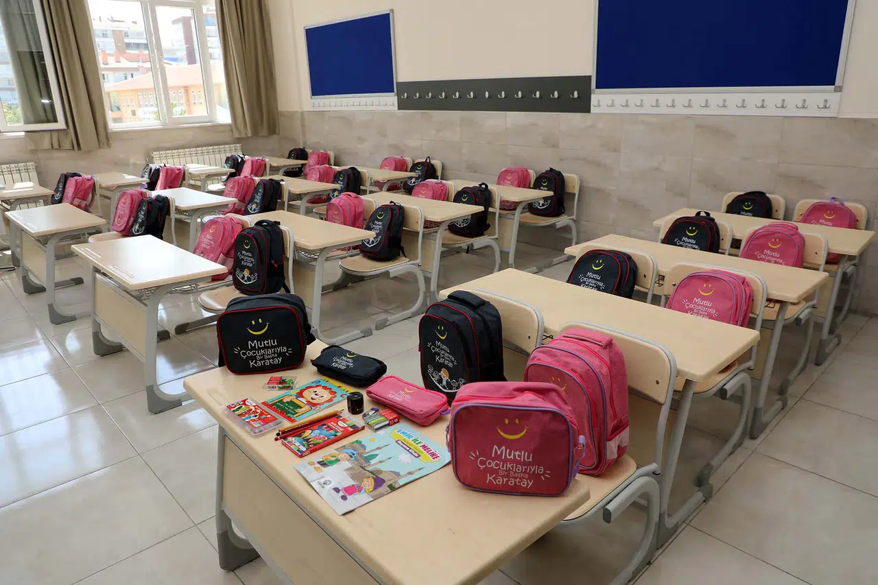 Konya'da okula yeni başlayan öğrencilere sürpriz: Çanta ve kırtasiye belediyeden