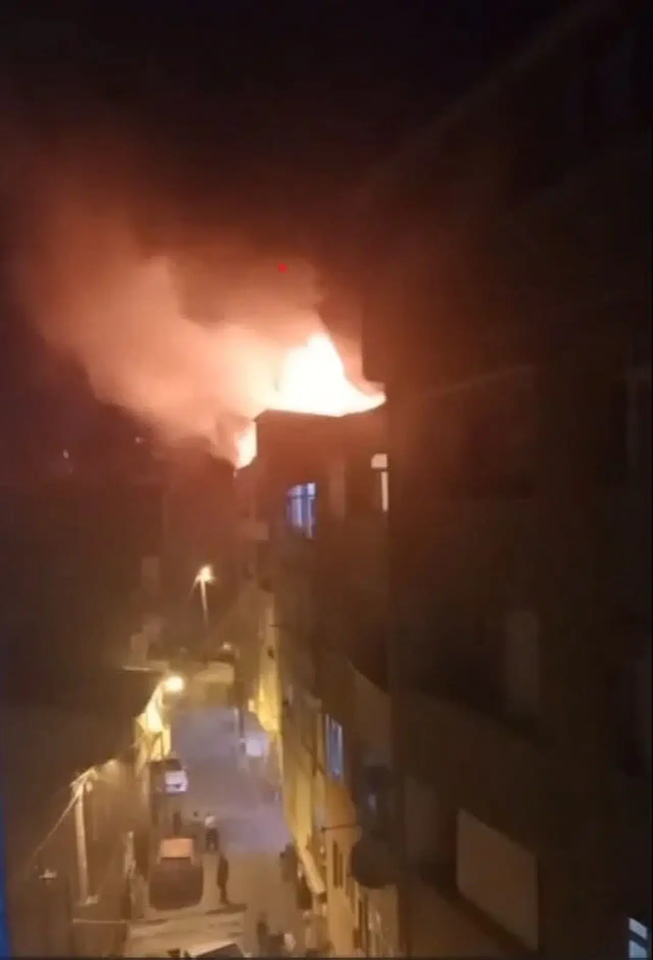 İstanbul'da korkutan patlama! 5 katlı binanın çatısında yangın çıktı