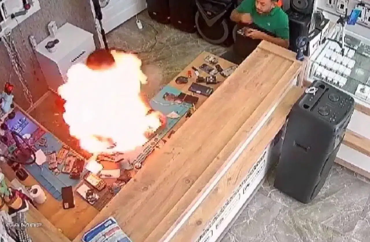 Telefon bataryası bomba gibi patladı: O anlar böyle görüntülendi