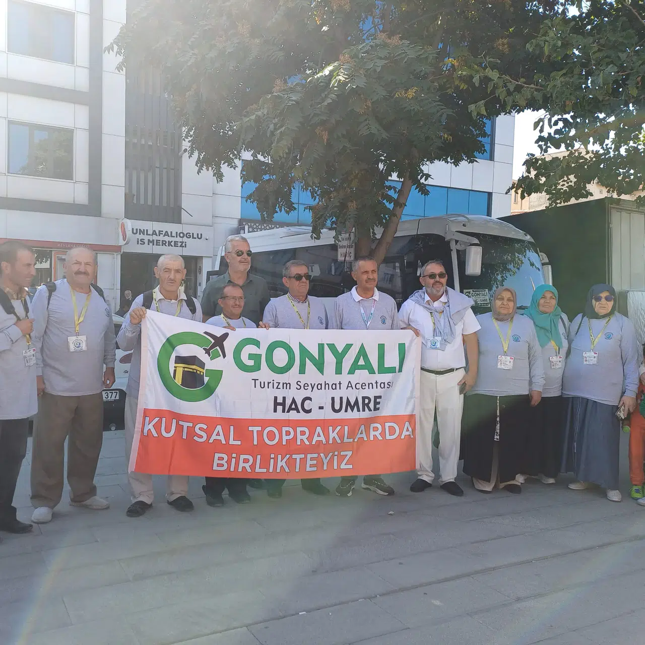 Konya’nın Gülleri Umre'ye gidiyor: Dualarla uğurlandılar
