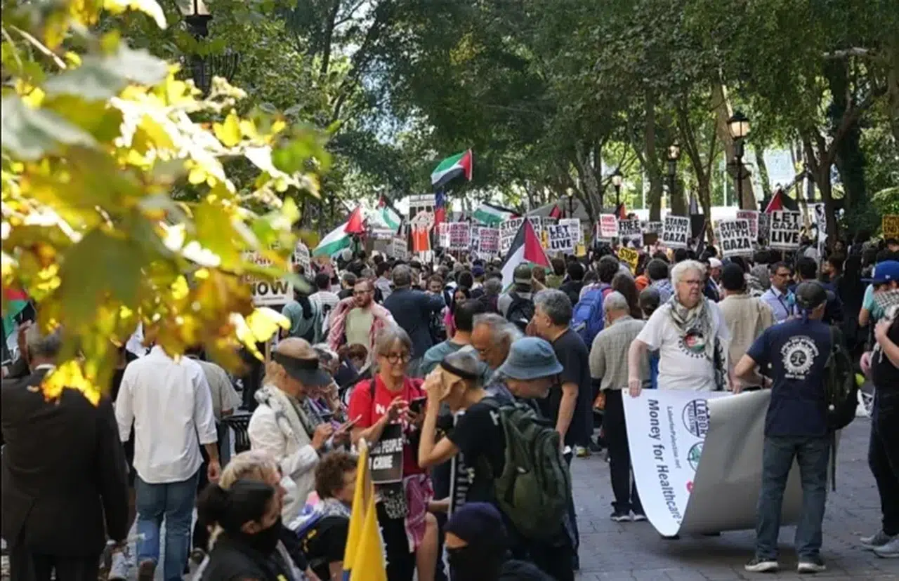 New York'ta binlerce kişi Netanyahu'yu protesto etmek için sokaklara döküldü