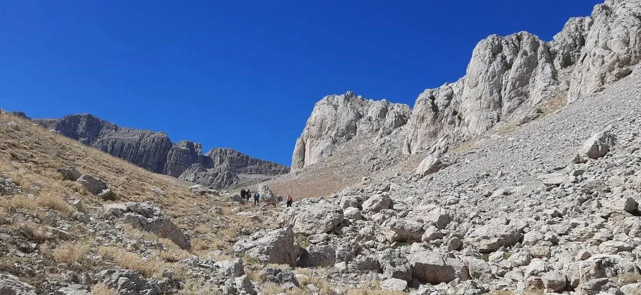 Konya ve Antalya’nın ortak noktası Geyik Dağı’nda buzullar eriyor