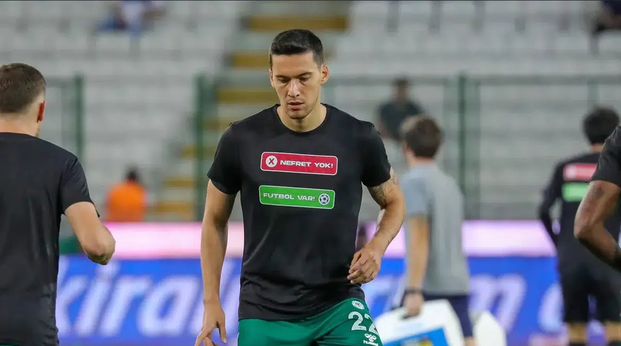 Konyasporlu Umut Nayir’den Alkış Toplayan Hareket! "Top Benden Çıktı" Dedi Taraftarın Sevgisini Kazandı