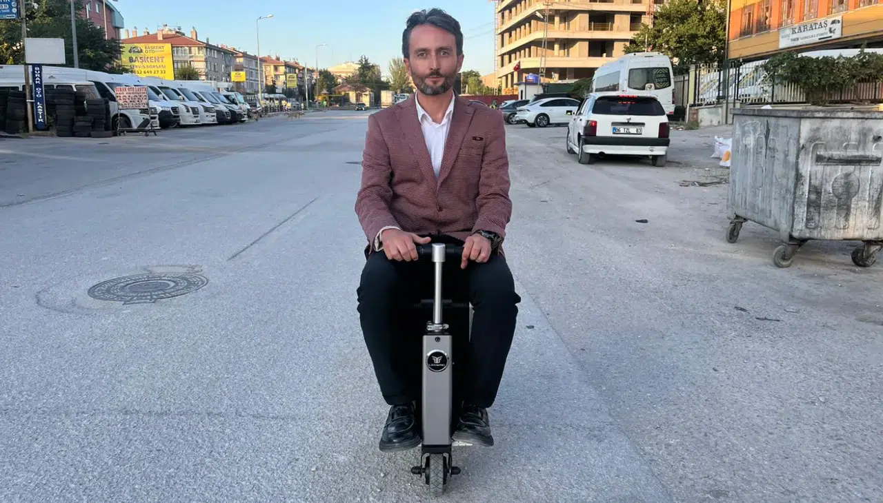 Trafikte seyir halindeki valiz ilgi odağı oldu