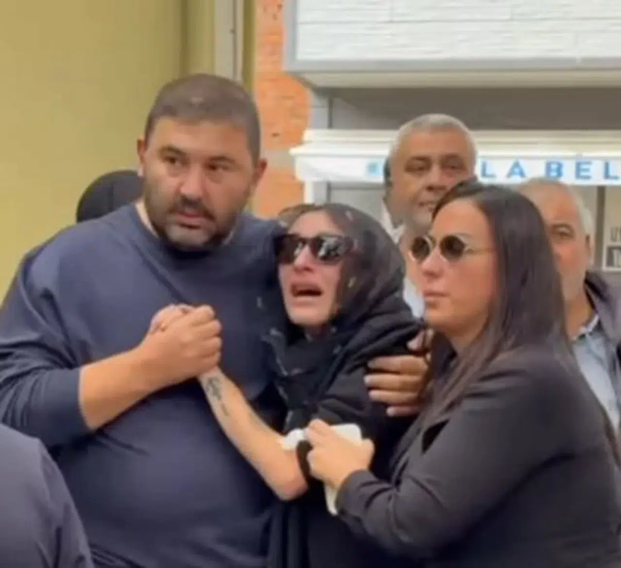 Arabeskin kraliçesi Güllü'ye son veda: Kızı bayıldı