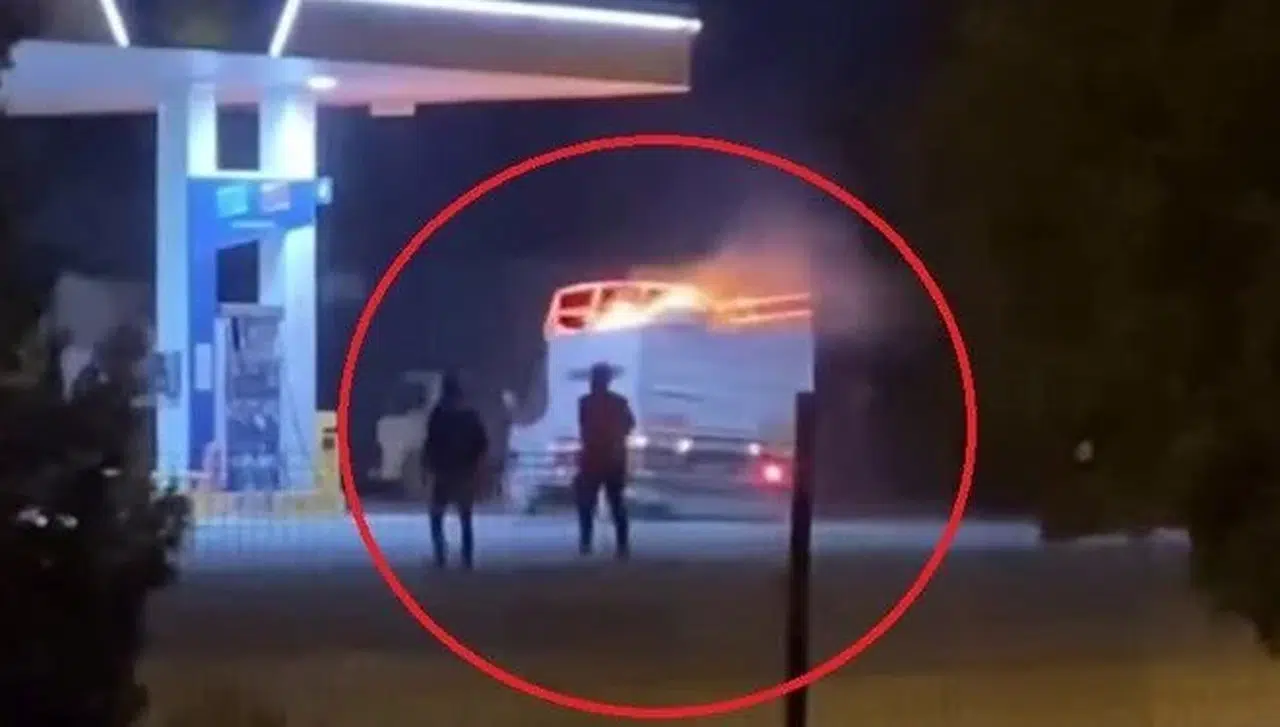 Alev alan kamyonet benzinliğe girdi: Dehşet dakikaları