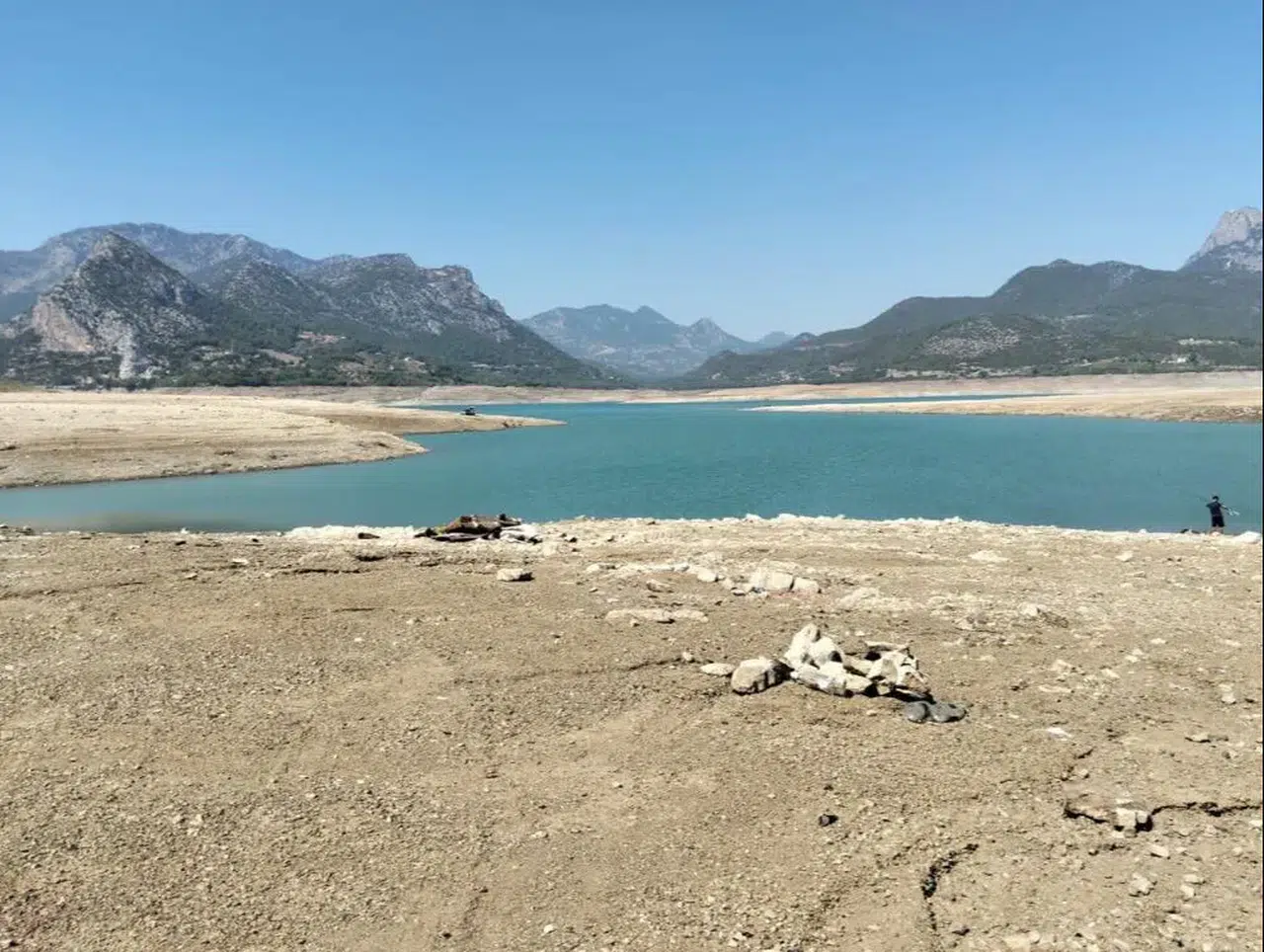 Kuraklık vurdu: Kuruyan gölü böyle değerlendirdiler
