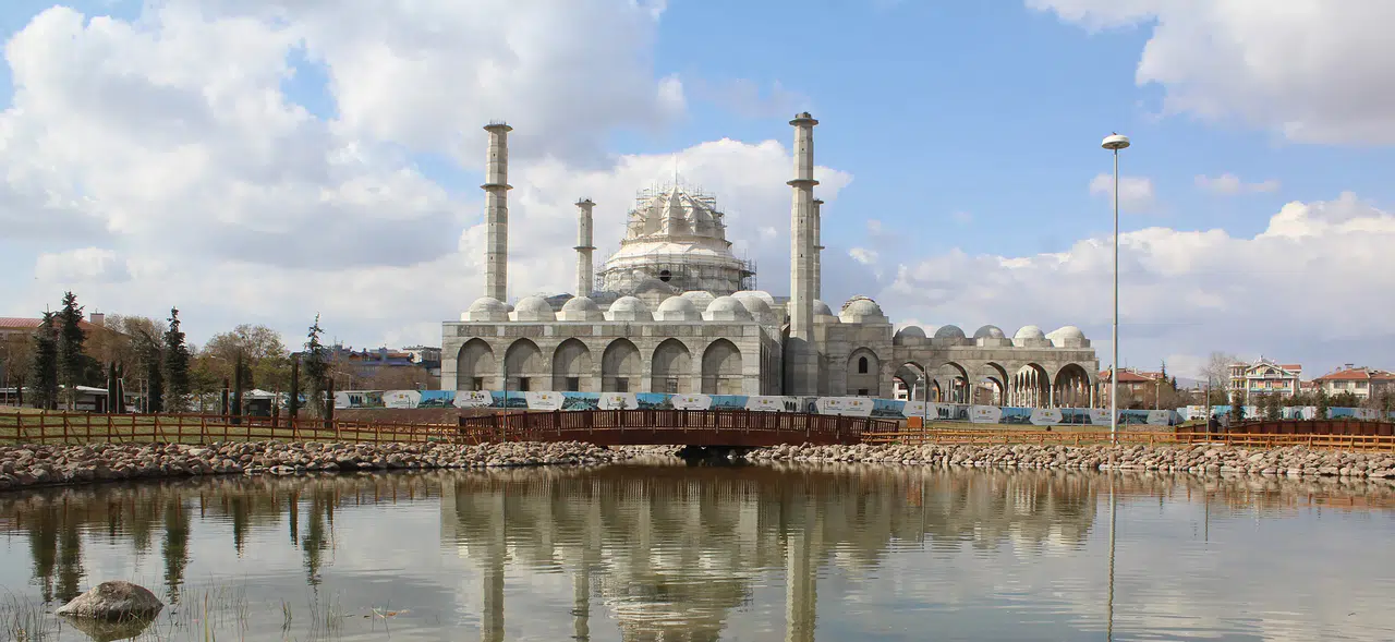 Konya'nın yeni eseri olduğu yerde sayıyor: Kubbe çürümeye bırakıldı