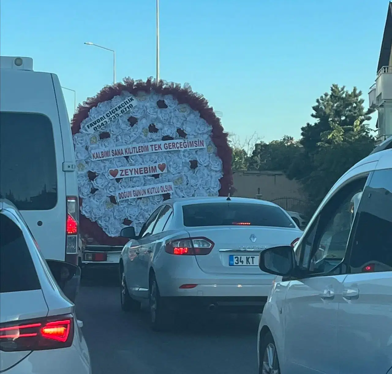 Konya yine şaşırtmadı: Çılgın aşıktan 4 metrelik buket