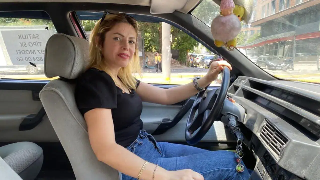 Otomobiline öyle bir yazı yazdırdı ki herkes ondan uzak duruyor