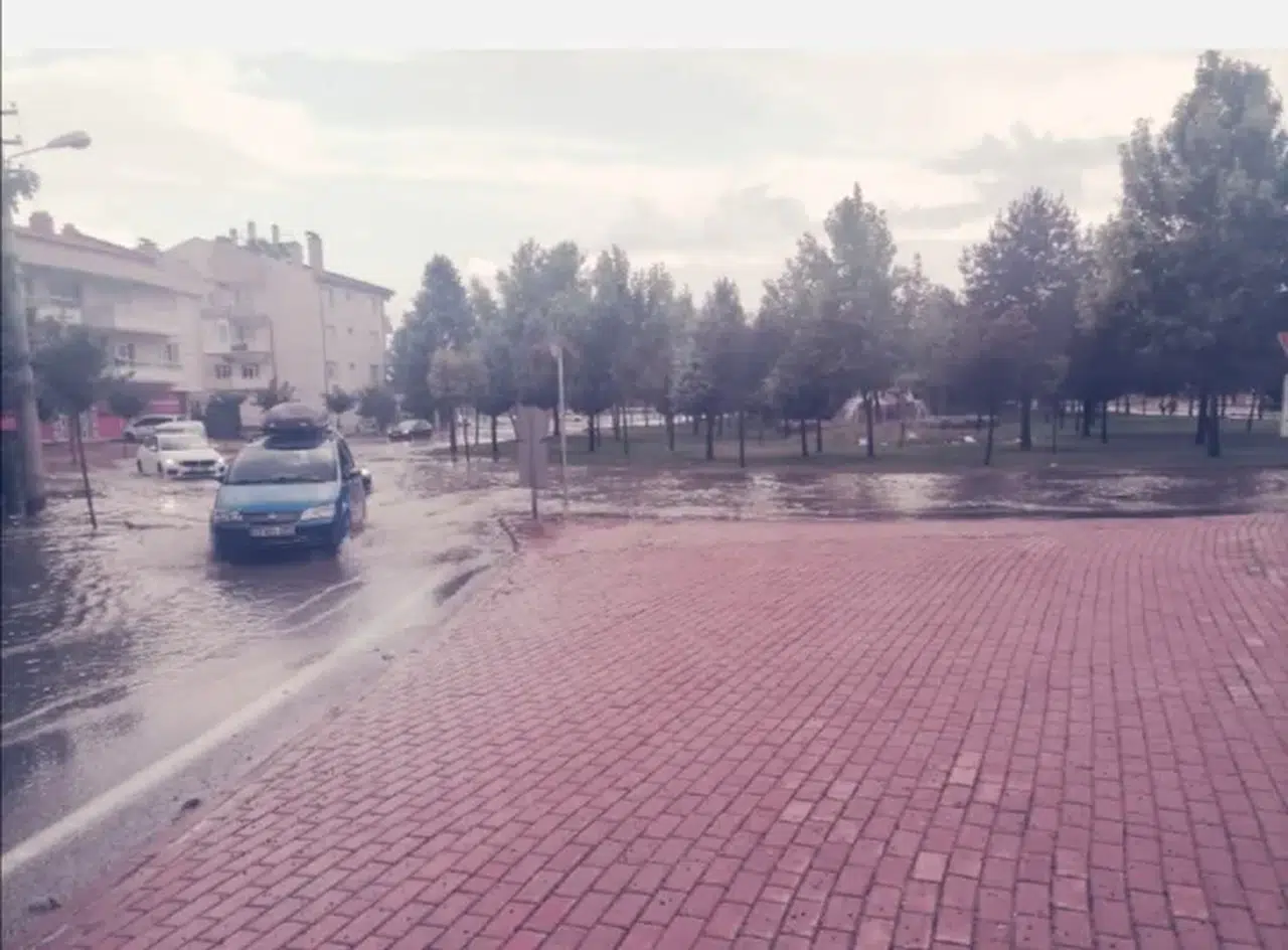 Konya'da araçlar su üzerinde gitti! Altyapı alarm veriyor