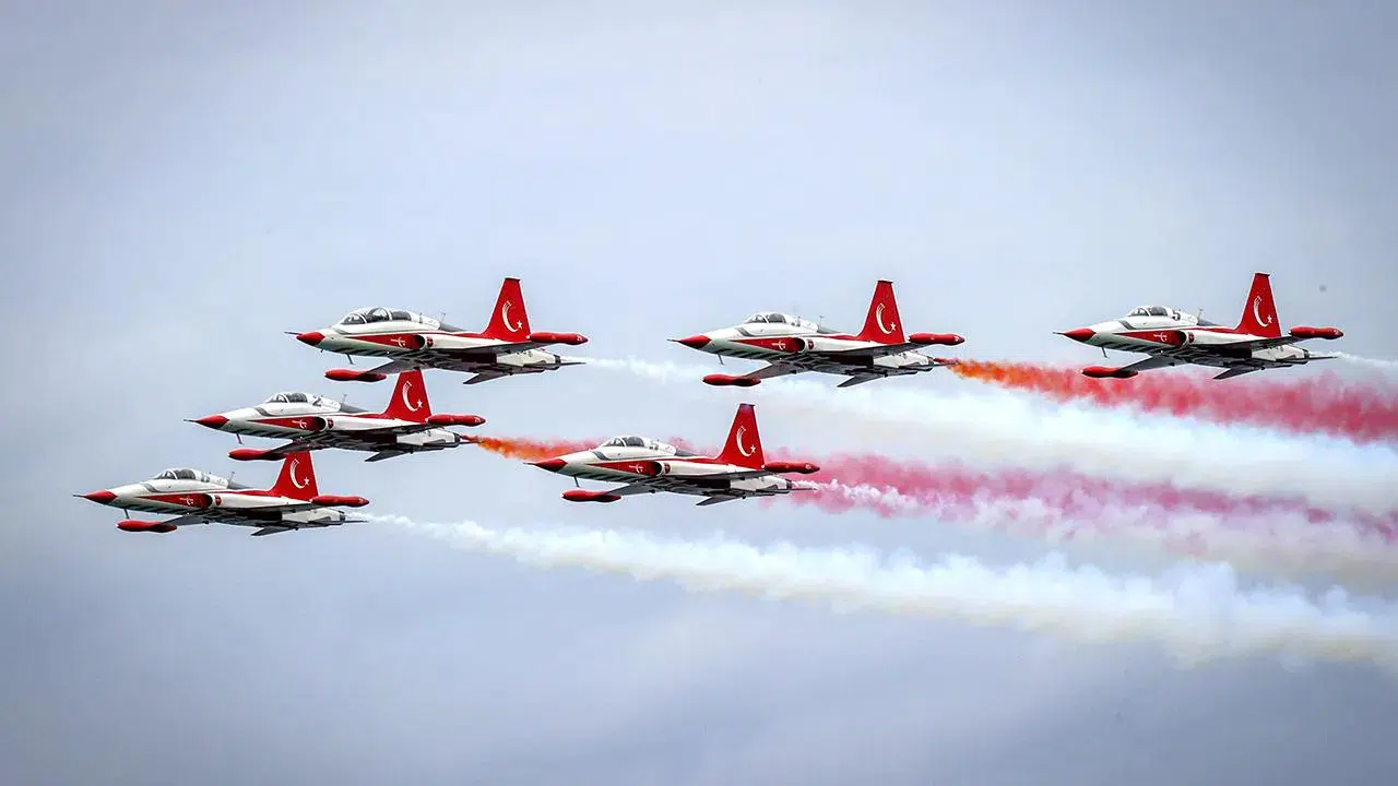 Türk Yıldızları dünyaya gövde gösterisi yaptı! NATO'nun birincisi Türkiye