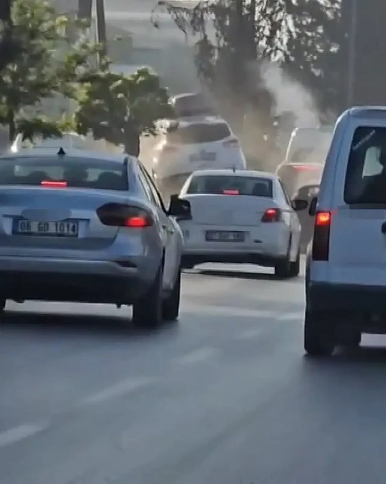 Faciaya ramak kaldı: Sürücüsü rahatsızlanan çekici 6 aracı biçti